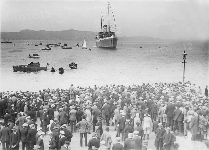 Roald Amundsen. Norwegian polar explorer. 1872-1928. Here in Bergen on July 12 1926 crows are awaiting his return after succesfully flewn the airship Norge over the North Pole. Amundsen throwed down the norwegian flag on the ice of the North Pole on May 11 1926 when reaching the North Pole