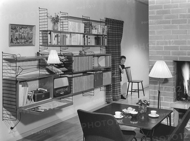 The designers of the Swedish String shelf. Kajsa Strinning. Born January 27 1922, dead December 20 2017. The Architect couple Nisse Strinning (1917-2006) and Kajsa Strinning (1922-2017) debuted as designers with a humble plate rack using steel wire, a technique that would be refined over the years. In 1949, they created a Scandinavian design classic when the String shelf won the Bonnier Folk Library competition. A few years later, in 1954, String earned them their first international design prize, a gold medal at the Milan Triennial. As recently as 2020, String® was awarded the Long Life Design award in Japan. Picture taken in an home with the String shelf system mounted on the wall