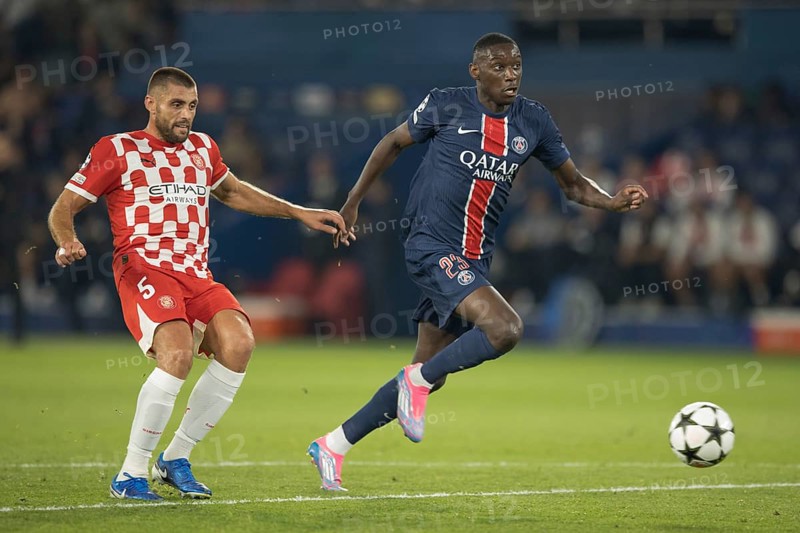 Football match, Randal KOLO MUANI Paris St. Germain right on the ball, David LOPEZ Girona FC left late, Parc des Princes football stadium, Paris