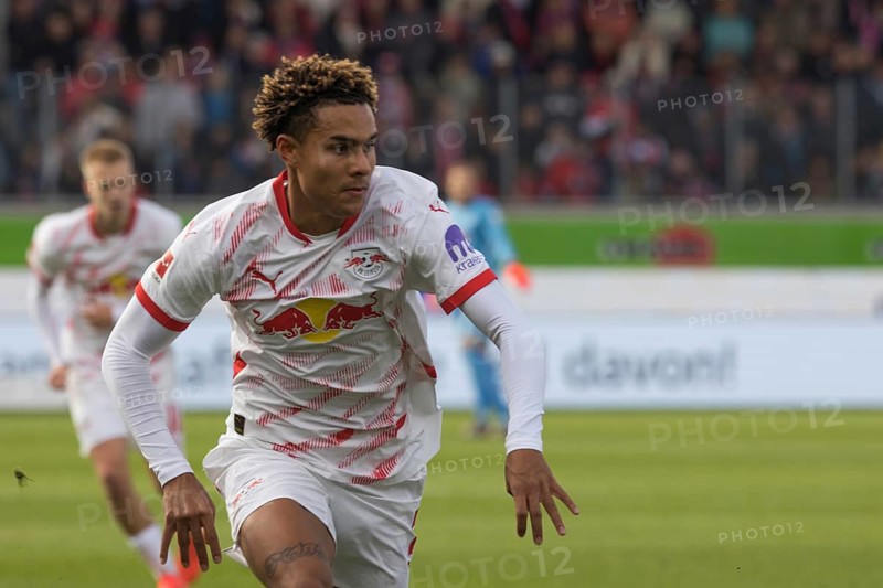 Football match, Antonio NUSA RB Leipzig concentrates on sprinting, Voith-Arena football stadium, Heidenheim