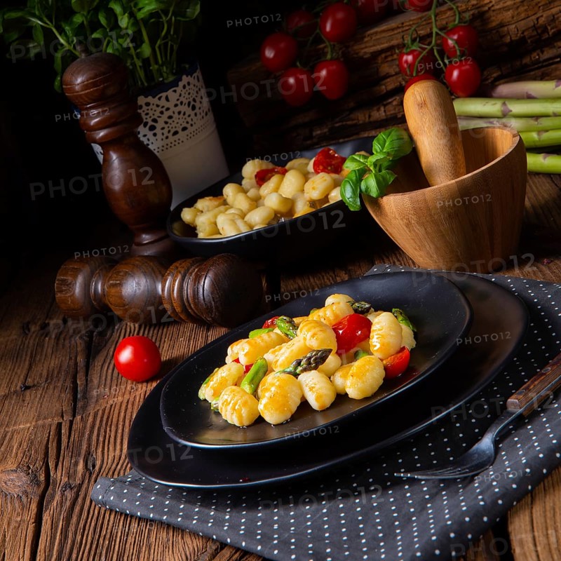 Crispy gnocchi with roasted asparagus and tomatoes