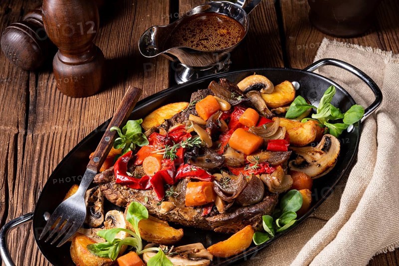 Tender beef with various vegetables