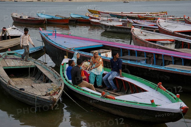 Boat parked ganga river, varanasi, uttar pradesh, india, asia