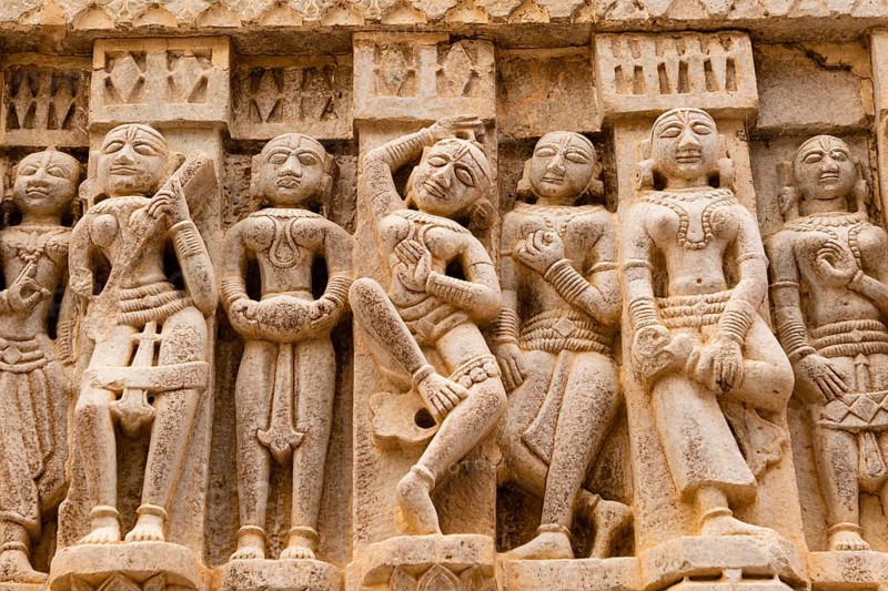 Geschnitzte Statuen im Jagdish-Tempel, Udaipur, Rajasthan, Indien