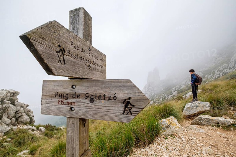 Ascent path to Puig de Galatzó, indicator sign, Tramontana sierra, Majorca, Balearic Islands, Spain, Europe