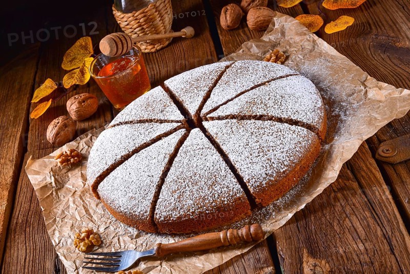 Frischer und leckerer herbstlicher Walnusskuchen mit Honig