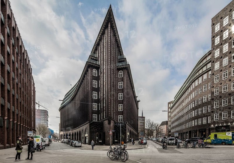 Hamburg Kontorhaus CHILEHAUS, built 1922-24 by Fritz Höger, view from the east, Kontorhaus SPRINKENHOF on the right