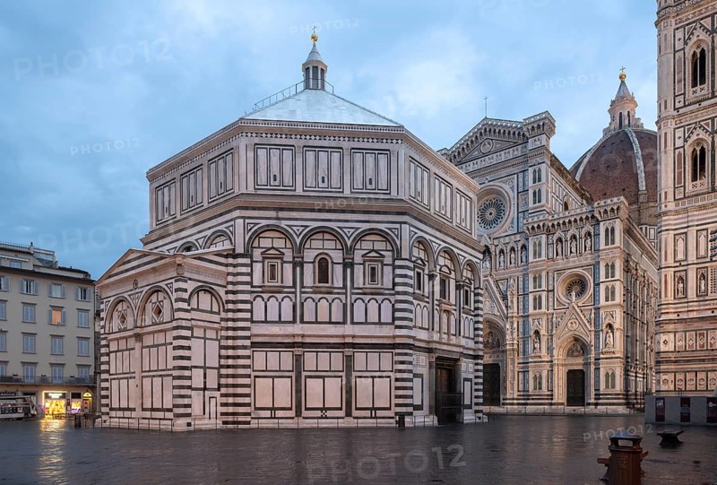 Florence, Firenze, Cathedral, Duomo Santa Maria del Fiore, Baptistery San Giovanni from southwest, behind the cathedral facade
