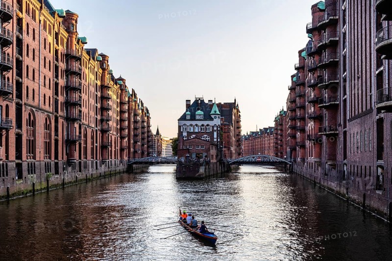 Hamburg, Deutschland, 3. August 2019: Die Speicherstadt oder das Lagerviertel. Wandrahmsfleet-Kanal. UNESCO-Welterbe