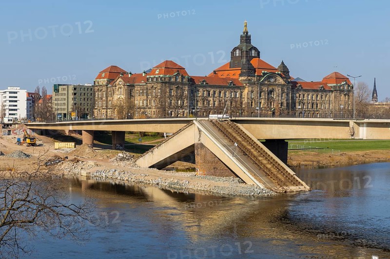 After the partial collapse of the Carola Bridge, a dam was built for the demolition work on the Neustädter Elbufer. D, Dresden, Saxony, Germany, Europe