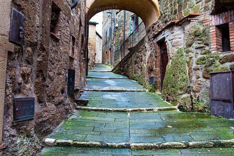 The tuff city of Sorano. Narrow street and covered bridge. Etruscan towns of Tuscany. Towns that have existed for the second millennium. Tuscany, Italy, Europe