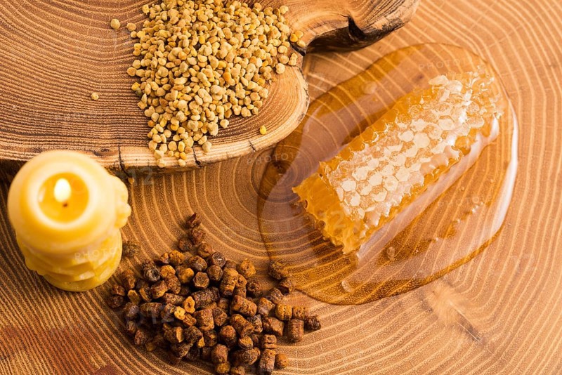 Honeycomb, pollen and propolis