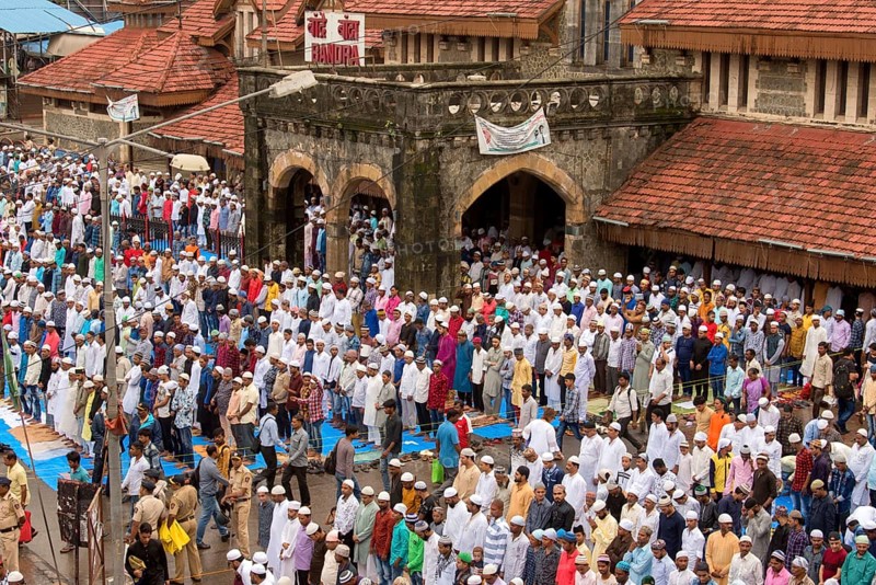 Muslims praying, Eid Al Fitr festival, Bandra Station, Mumbai, Maharashtra, India, Asia