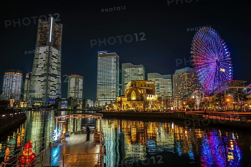 All Public and Private spaces light up in the Minato Mirai office. Shooting Location: Yokohama-city kanagawa prefecture