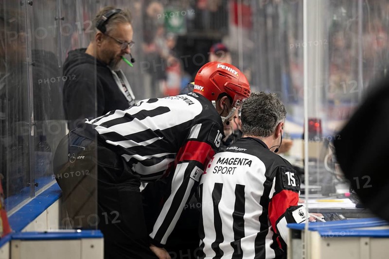 LanxessArena, North Rhine-Westphalia, Benjamin Hoppe (referee, #19), Christopher Schadewaldt (referee, #15), PENNY DEL, Kölner Haie- Augsburger Panther on 05/01/2025 at the LanxessArena in Cologne Germany