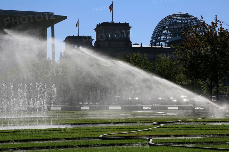 Reichstag, Lawn sprinkler, Berlin, Federal Republic of Germany