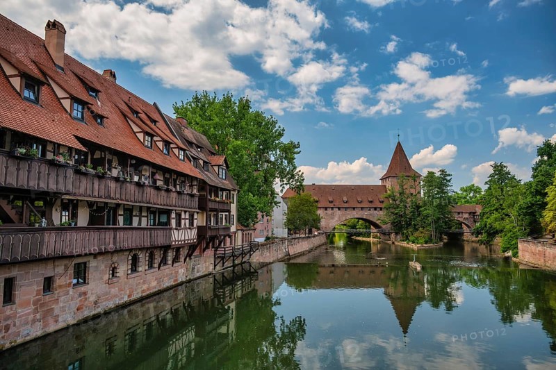 Nürnberg (Nurnberg) Deutschland, Stadtsilhouette am Wasserturm und Pegnitzblick von der Maxbrücke