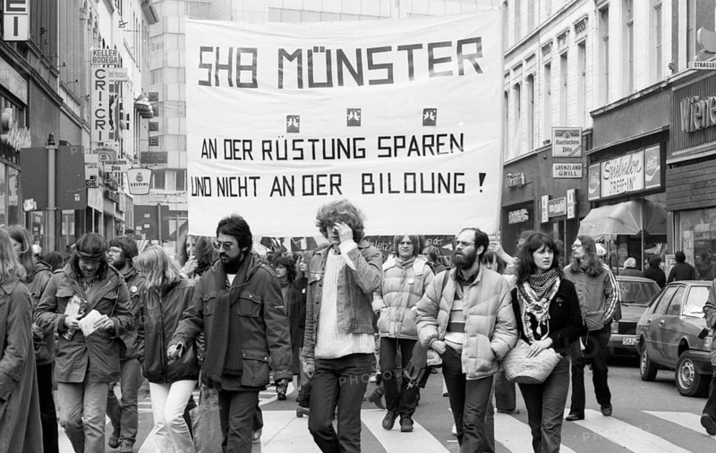 25, 000 called by the peace movement demonstrated against new nuclear missiles, neutron bomb and the Nato double decision on 4.4.1981 in Bonn, Germany, Europe