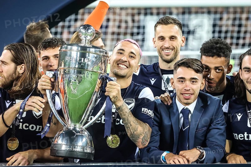 MELBOURNE, AUSTRALIA, FEBRUARY 05: Melbourne Victory and Jason Davidson celebrate winning after the 2021 FFA Cup Final match between Melbourne Victory and Central Coast Mariners at AAMI Park on February 05, 2022 in Melbourne, Australia, Oceania