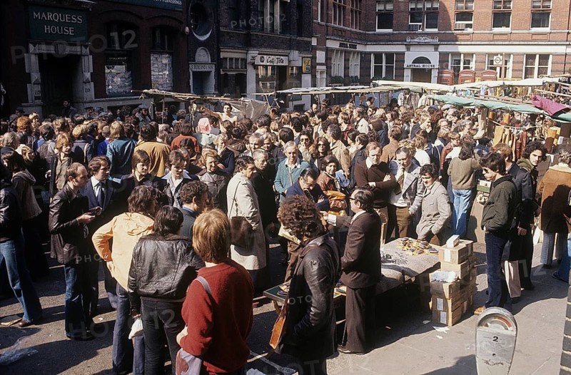 London 1982. A London street view and Portobello road where people are seen walking and shopping for antiques on a saturday. Credit Roland Palm