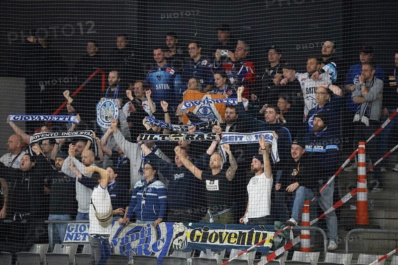 The travelling Ingolstadt fans celebrate the 6:3 victory in Schwenningen after the game of the DEL 24-25, Sptg. 5: Schwenninger Wild Wings vs ERC Ingolstadt, Villingen-Schwenningen, Germany / Germany