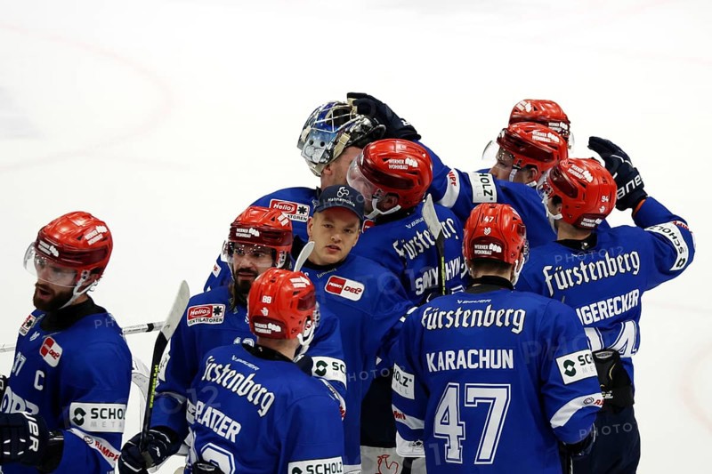 Wild Wings players celebrate the scorer of the 2-1 win, Zach Senyshyn (SERC Wild Wings) during the DEL 24-25, Sptg. 10: Schwenninger Wild Wings vs Iserlohn Roosters, Villingen-Schwenningen, Germany / Germany