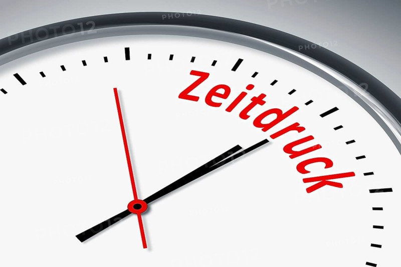 Eine Uhr mit Text Zeitdruck