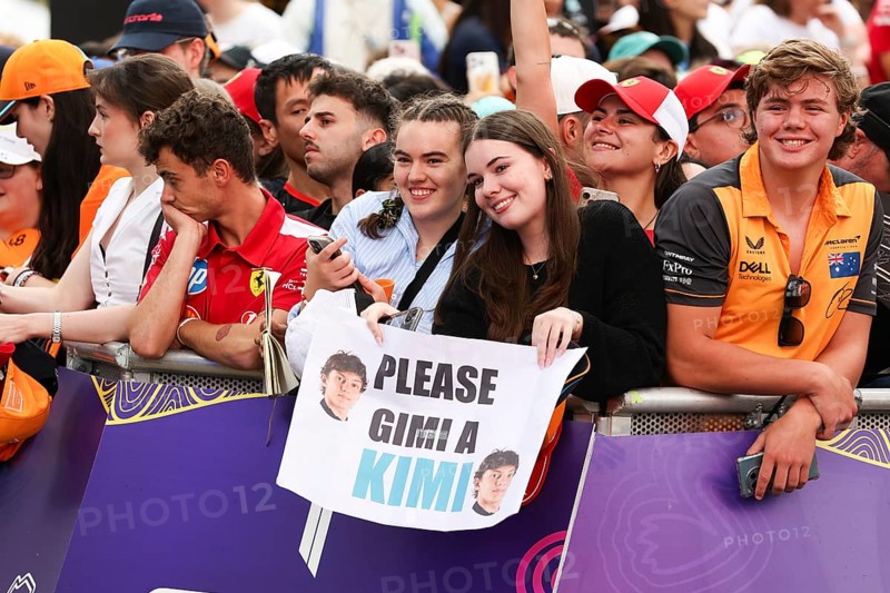 MELBOURNE, AUSTRALIA - MARCH 13: Fans wait for drivers to arrive before the 2025 Australian Grand Prix at Albert Park in Melbourne, Australia, Oceania