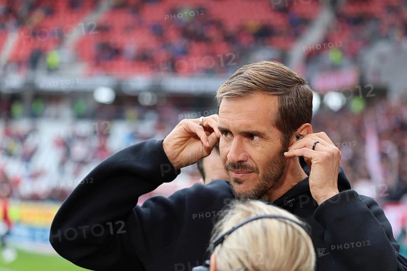 Head coach / coach Julian Schuster (SC Freiburg) at the match of the 1st FBL: 24-25: 1st FBL: 24-25: 5th Sptg. SC Freiburg - FC St. Pauli DFL REGULATIONS PROHIBIT ANY USE OF PHOTOGRAPHS AS IMAGE SEQUENCES AND/OR QUASI-VIDEONan Photo: Joachim Hahne/johapress, Freiburg, Germany / Germany