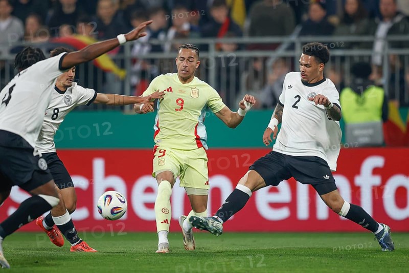 Football, U21, Friendly match, 2024/2025, Germany U21 vs. Spain U21, 25.03.2025, Merck-Stadion am Böllenfalltor, Darmstadt, Germany, Pharrel Nnamdi COLLINS (Germany U21, 02) in duel with Mateo JOSEPH Spain U21 centre, Europe