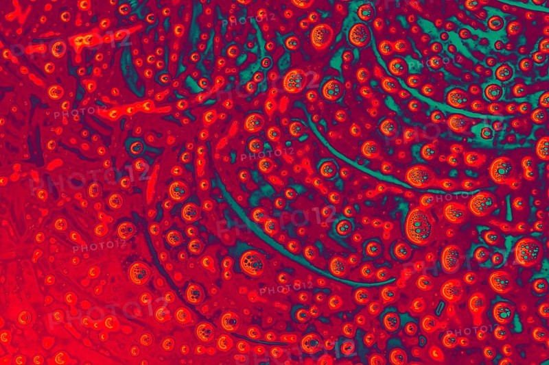 Air bubbles inside water base form patterns