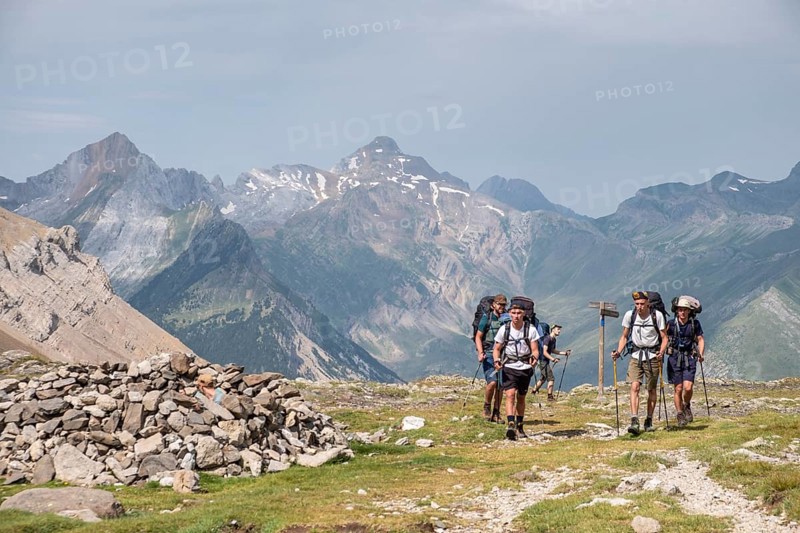 Long distance trekkers, Puerto de Bujaruelo, French Pyrenees, France, Europe