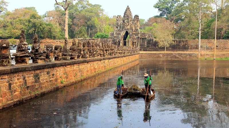 Balustrade with stone gods and demons on the bridge to the southern Tor tor of Angkor Thom