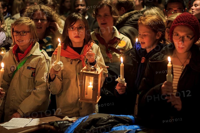 The Light of Peace from Bethlehem, brought to Vienna by the ORF and collected there by a delegation of Münster scouts, is distributed to scouts from the entire diocese of Münster in a solemn ecumenical service