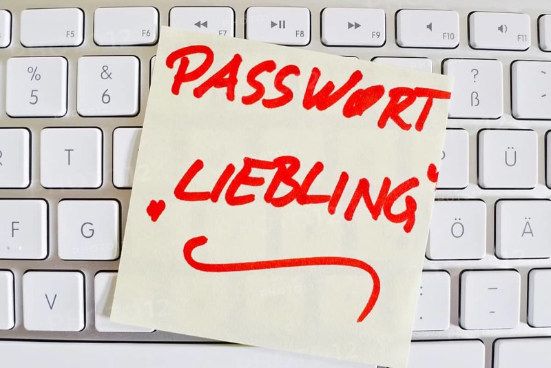 A note on the keyboard of a computer as a reminder: Password favourite Austria