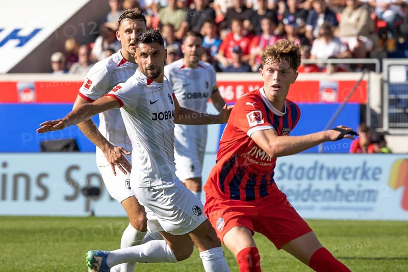 Football match, Vincenzo GRIFO SC Freiburg left and Paul WANNER 1. FC Heidenheim waiting for a cross and looking to the left, Voith-Arena football stadium, Heidenheim