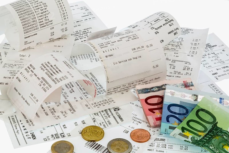 Calculator, receipts and money, symbolic photo for savings, purchasing power and inflation