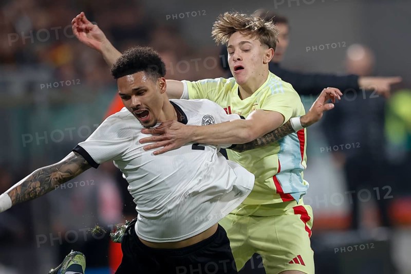 Football, U21, Friendly match, 2024/2025, Germany U21 vs. Spain U21, 25.03.2025, Merck-Stadion am Böllenfalltor, Darmstadt, Germany, Pharrel Nnamdi COLLINS (Germany U21, 02) in a duel with Jesus RODRIGUEZ Spain U21, Europe