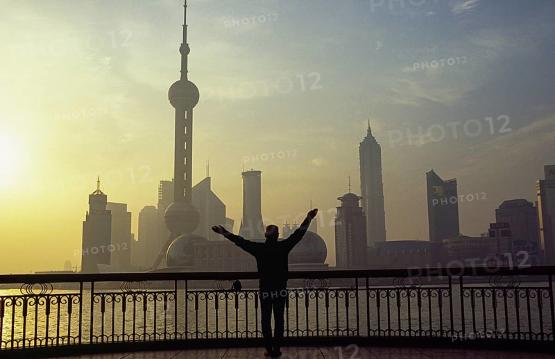 29.04.2005, Shanghai, People's Republic of China, Asia, A view from the Bund across the Huangpu River to the skyline of Shanghai's business district in Pudong with the Oriental Pearl television tower in the morning light