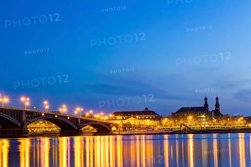 Die Skyline von Mainz zur blauen Stunde mit der Theodor-Heuss-Brücke über den Rhein