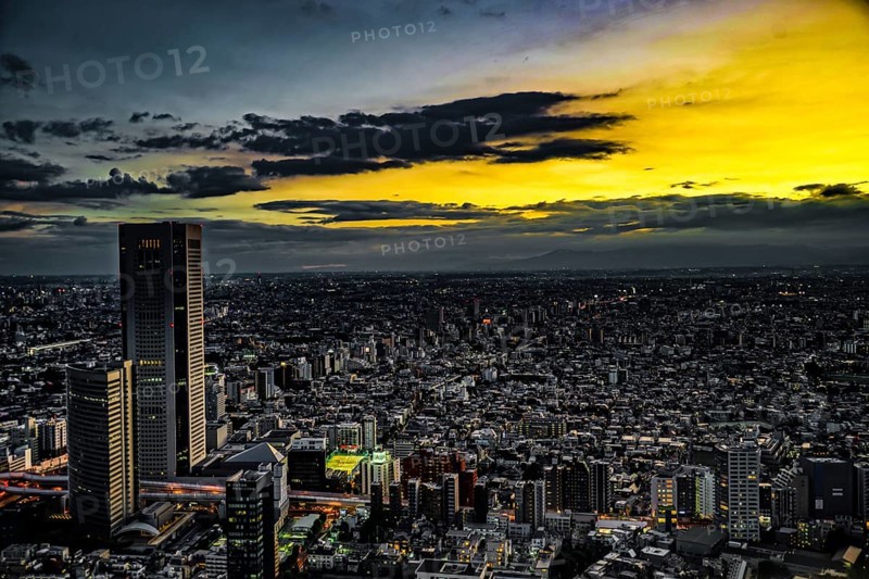 Shinjuku of city landscape and sunset visible from the observatory of the Tokyo Metropolitan Government Building. Shooting Location: Tokyo metropolitan area