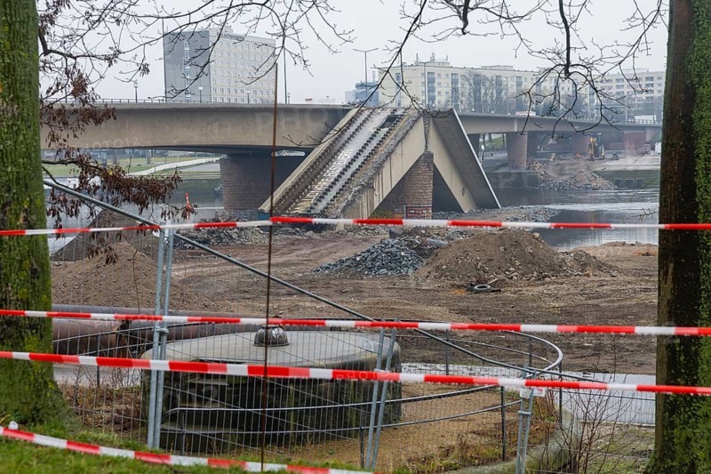 After the partial collapse of the Carola Bridge, demolition work was prepared, Dresden, Saxony, Germany, Europe