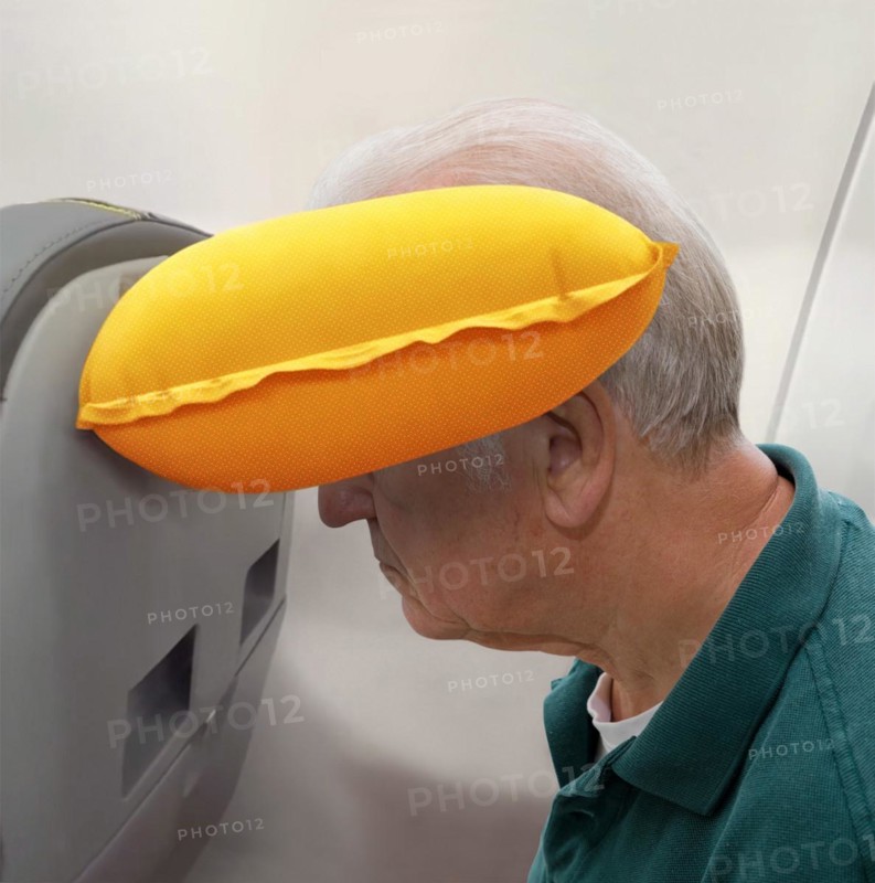 Traveller trims his head in a neck pillow