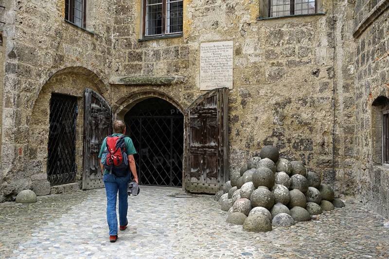 Main castle, castle courtyard with cannon balls, Burghausen Castle, Burghausen, Innviertel, Bavaria, Germany, Europe