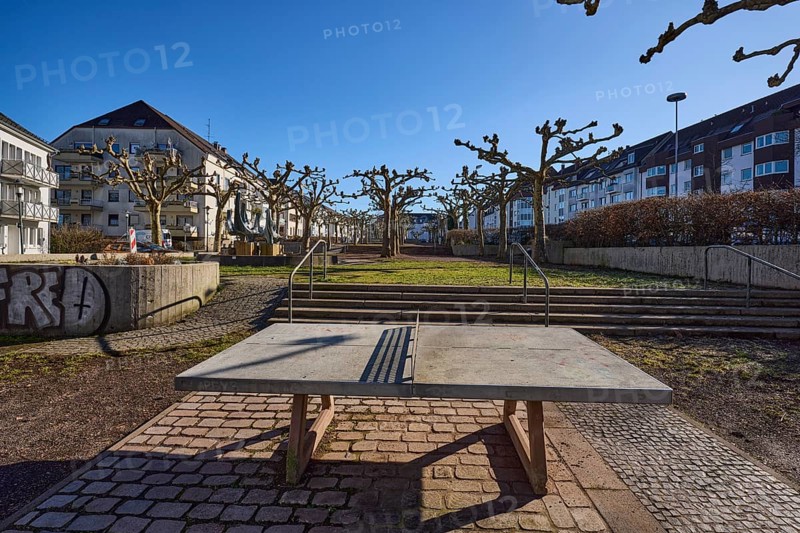 Residential area, apartment blocks, public table tennis table, bare trees, plane trees (Platanus), blue sky, cloudless, Nanteser Platz, Vorstadtstraße, Schlossstraße, Saarbrücken, regional capital, regional association Saarbrücken, Saarland, Germany, Europe