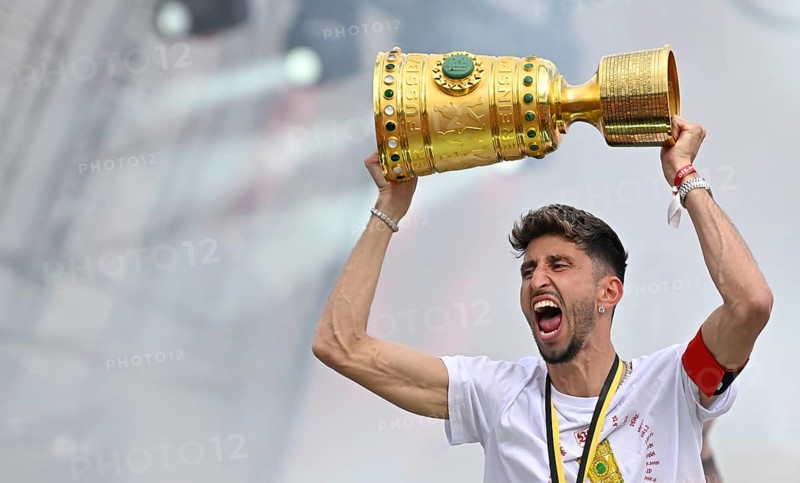 Captain Atakan Karazor VfB Stuttgart (16) with trophy, jubilation joy emotion VfB Stuttgart victory celebration, VfB Stuttgart team celebrates winning the DFB Cup 2025 in Stuttgart at Schlossplatz, Stuttgart, Baden-Württemberg, Germany, Europe