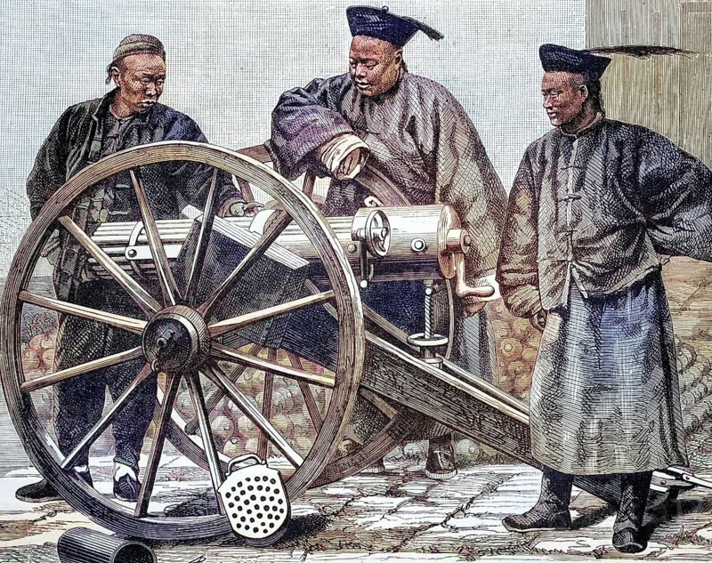 Artellerie personnel in China, coloured wood engraving, reproduction of a model from ca 1888, historical, Three soldiers in traditional uniforms operate an antique cannon. Historical scene