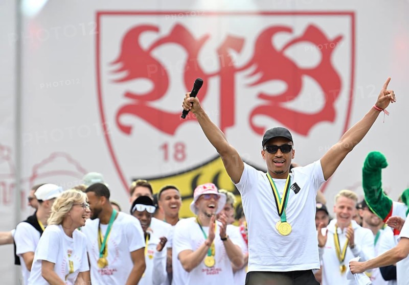 Coach Sebastian Hoeneß VfB Stuttgart captain Atakan Karazor VfB Stuttgart (16) with trophy, jubilation joy emotion VfB Stuttgart victory celebration, VfB Stuttgart team celebrates winning the DFB Cup 2025 in Stuttgart at Schlossplatz, Stuttgart, Baden-Württemberg, Germany, Europe