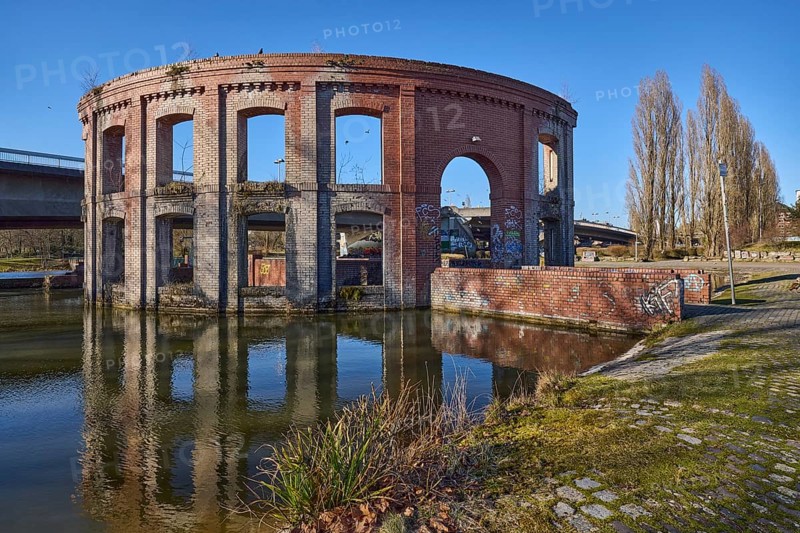 Park, pond, artificial ruin, trees, car and pedestrian bridge, symmetrical reflections, water surface, sidelight, blue sky, cloudless, Westspangenbrücke, Bürgerpark Hafeninsel, Saarbrücken, state capital, Regionalverband Saarbrücken, Saarland, Germany, Europe