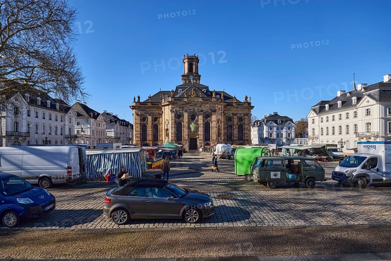 Ludwigskirche, weekly market market, historical buildings, residential buildings, parking lane with vehicles, cars, market stalls, tree, cobblestone pavement, blue sky, cloudless, Am Ludwigsplatz, Saarbrücken, state capital, Regionalverband Saarbrücken, Saarland, Germany, Europe